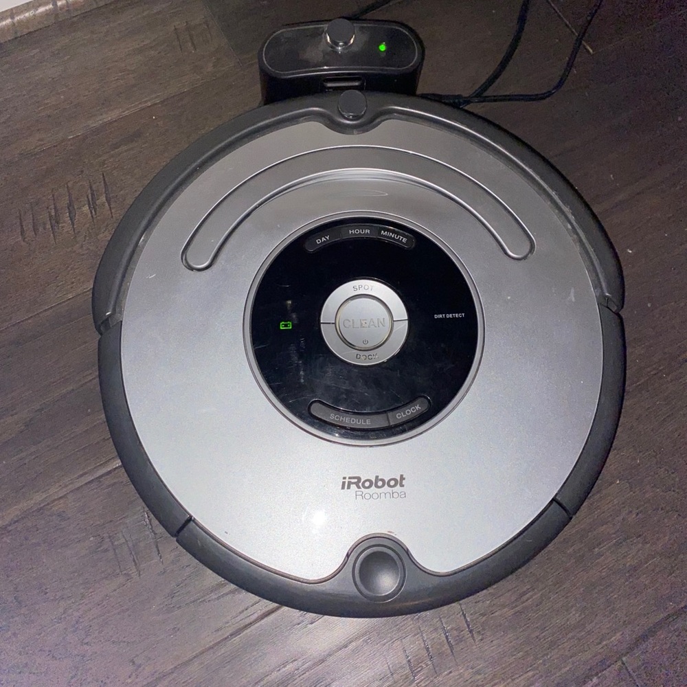 IRobot 560 Roomba vacuuming robot